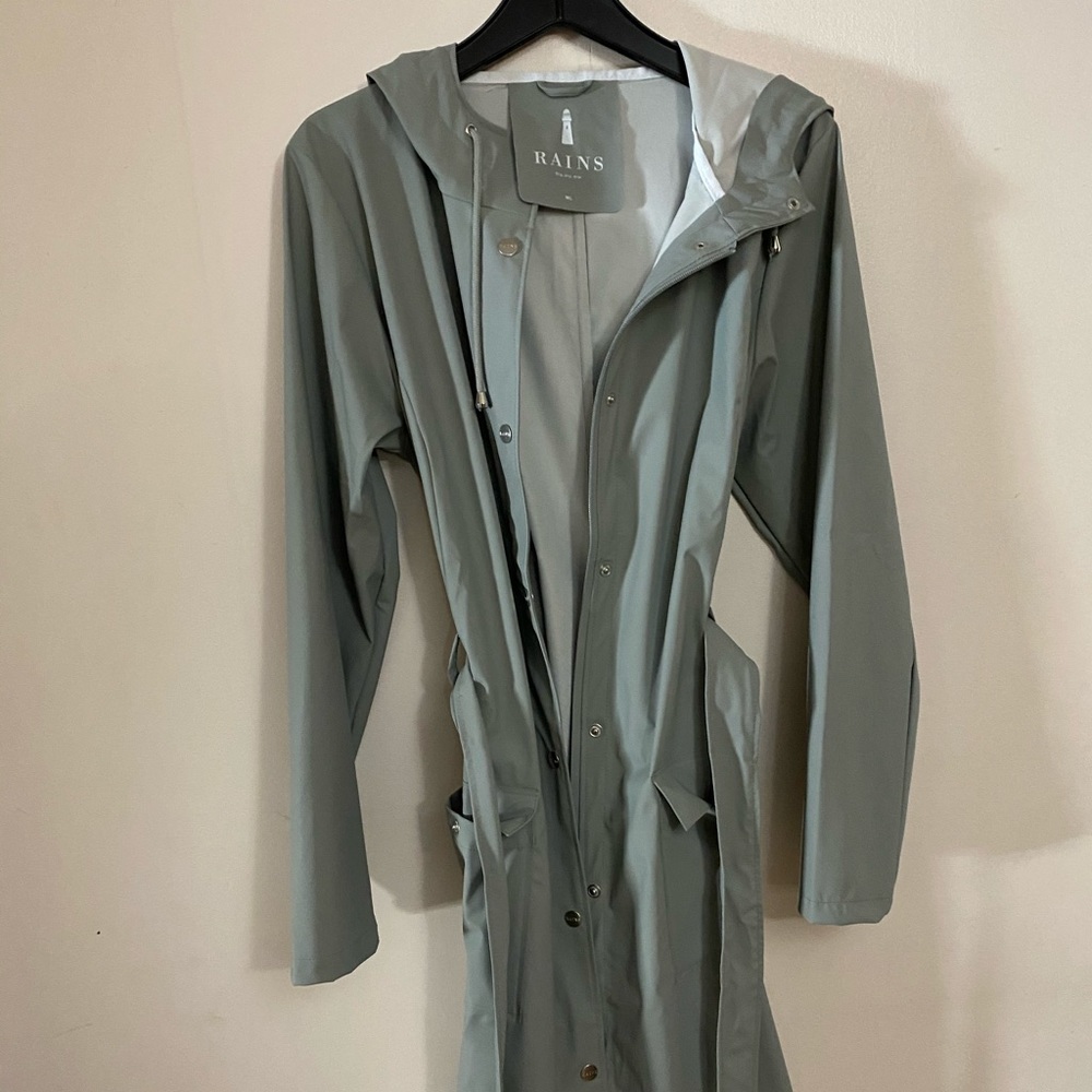 PRICE DROP— RAINS Curves Raincoat